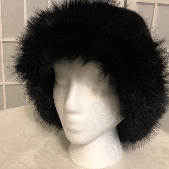 New Women’s Black Faux Fur Winter Hat. - Picture 2 of 2